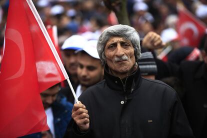 Un partidario del actual presidente turco, Recep Tayyip Erdogan, sostiene una bandera turca mientras espera su discurso en un mitin que tuvo lugar el 3 de abril de 2017 en la ciudad natal de Erdogan, Rize.