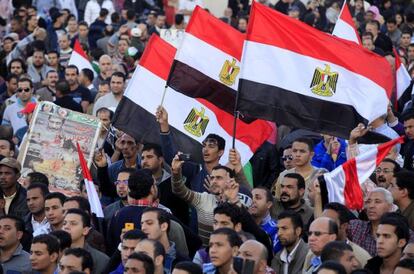 Participantes en la manifestación contra Morsi ayer en Tahrir.