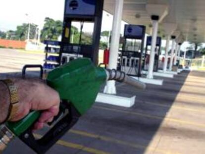 La norma fija como precio máximo para los combustibles en las estaciones de servicio "el que resulte igual al más elevado del día 9 de abril del corriente año". EFE/Archivo