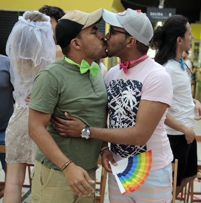 Una pareja se besa durante una boda multitudinaria en el mercado de San Fernando.