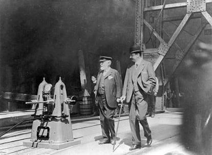 Lord Pirrie (izquierda), presidente de Harland & Wolff, y Bruce Ismay (derecha), presidente y gerente de White Star Line, fotografiados en la inspección final del <b><i>Titanic
.</b></i>