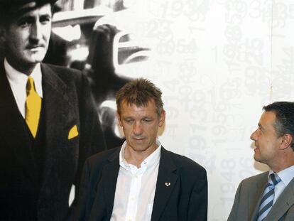 Iñigo Urkullu mira una fotografía de José Antonio Aguirre, en presencia de Ludger Mees, ayer en San Sebastián.
