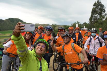 La alcaldesa de Bogotá, Claudia López, se saca una selfi con el presidente de Colombia, Iván Duque, en un recorrido en bicicleta por las antiguas vías del ferrocarril que conecta Facatativá y Zipacón, luego de ser pavimentado para convertirlo en vía ciclista y peatonal.