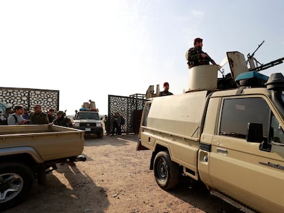 Miembros de las Fuerzas de Movilización Popular hacen guardia en la entrada de su cuartel general en Bagdad tras el ataque estadounidense este jueves.