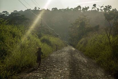 Un niño Waorani corre por un sendero en los alrededores de Gareno. Cada mañana un canto en su lengua materna, el waotededo, les da fuerzas para cuidar los árboles de cacao que hoy son el sustento de sus familias