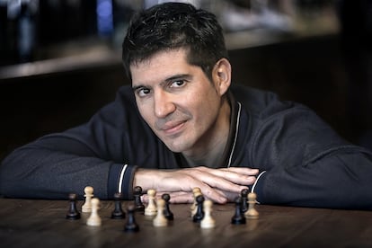 Paco Cerdà, autor de 'El peón', en Valencia, con un tablero de ajedrez.