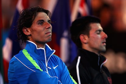 Rafa Nadal y Novak Djokovic, tras la victoria del serbio en la final del Abierto de Australia, el 29 de enero de 2012. Aunque han tenido otros partidos memorables, como las finales de Roland Garros o los enfrentamientos en Wimbledon, este en particular es visto como un símbolo de la rivalidad entre estos dos gigantes del tenis.