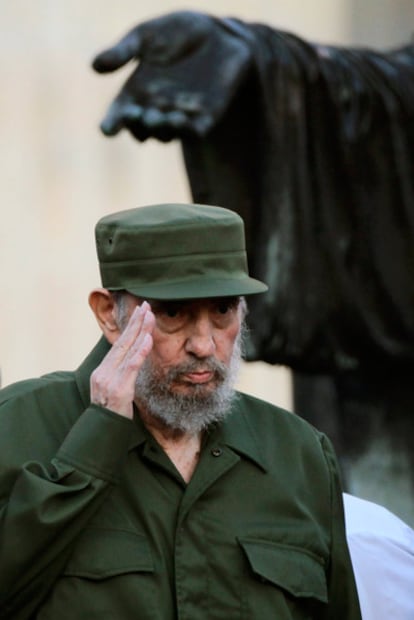 Fidel Castro saluda a los estudiantes congregados en la Universidad de la Habana antes de iniciar el discurso.