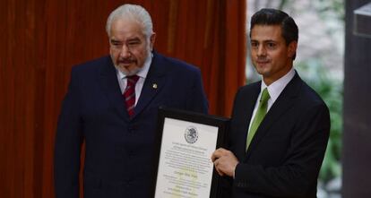 Peña Nieto con el documento que lo acredita como presidente electo.