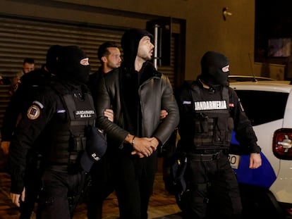 Andrew Tate tras ser detenido por la policía de Rumania la noche del jueves en Bucarest.