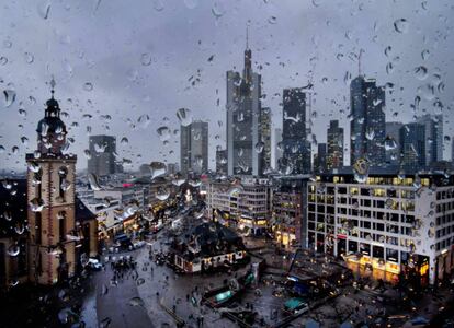 Vista del distrito financiero de la ciudad alemana de Fráncfort, en un día de lluvia.