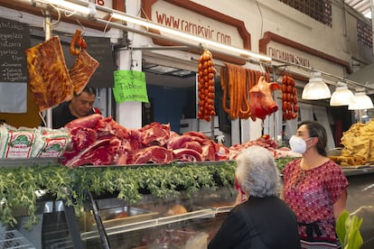 Dos mujeres compran carne en un mercado en Cholula (Puebla).