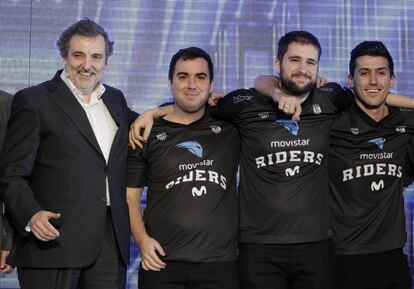 Luis Miguel Gilp&eacute;rez, presidente de Telef&oacute;nica Espa&ntilde;a, con los miembros del equipo Movistar Riders.