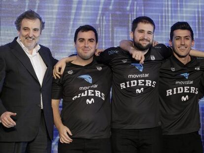Luis Miguel Gilp&eacute;rez, presidente de Telef&oacute;nica Espa&ntilde;a, con los miembros del equipo Movistar Riders.
