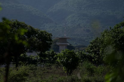 El Centro de Confinamiento del Terrorismo (Cecot) está ubicado a unos dos kilométros de las comunidades El Milagro y San Francisco Agulo.