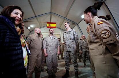 También forman parte del contingente español los militares pertenecientes a la Task Force Toro, unidad de helicópteros cuya misión principal es proporcionar transporte aéreo a las tropas de la coalición mediante aparatos Chinook y Cougar. En la imagen, el rey Felipe VI, junto a la ministra de Defensa, Margarita Robles (i), durante su visita este miércoles a la base Gran Capitán de la localidad de Besmayah (Irak).