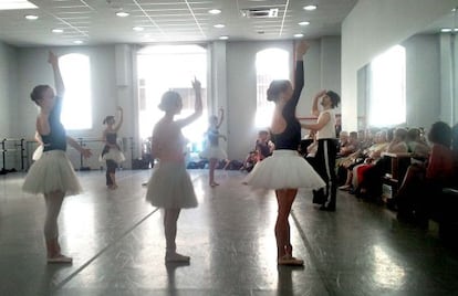 Ángel Corella, dirigiendo un ensayo con sus bailarinas.