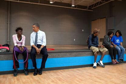 El presidente Obama charla con estudiantes de un centro juvenil en Cleveland, Ohio.