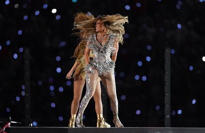 2 de febrero de 2020; Miami Gardens, Florida, Estados Unidos; Los artistas de grabación Jennifer Lopez y Shakira se presentan durante el espectáculo de medio tiempo en el Super Bowl LIV en el Hard Rock Stadium. 