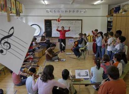 Clase de música en el Colegio Público de educación infantil y primaria N-5 de La Navata, en Galapagar.