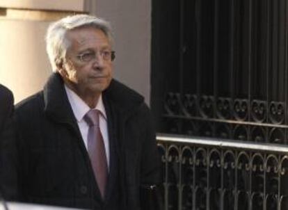 El expresidente de Novagalicia Banco Julio Fernández Gayoso, a su llegada hoy para prestar declaración ante el juez de la Audiencia Nacional Ismael Moreno por el caso de las prejubilaciones millonarias pagadas por esta entidad, intervenida por el FROB.