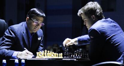 El campeón del mundo, Magnus Carlsen (d), y el aspirante indio Viswanathan Anand.