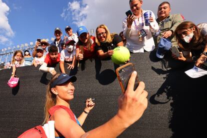 La tenista se hace fotos con sus fans en Guadalajara (México), después de derrotar a Maria Sakkari de Grecia en la Copa de Maestras, el 13 de noviembre de 2021.