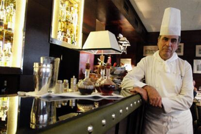 Esteban Sánchez, jefe de cocina durante 40 años del veterano restaurante Jockey. A la derecha, <i>Solomillo Wellington.</i>