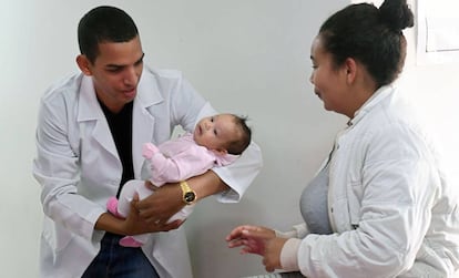 Un doctor cubano de las misiones de salud atiende a un bebé, en un hospital en Brasilia.