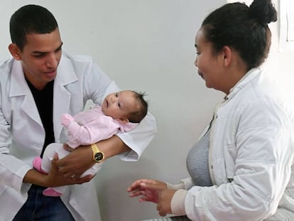Un doctor cubano de las misiones de salud atiende a un bebé, en un hospital en Brasilia.