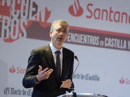Pablo Hernández de Cos, gobernador del Banco de España, este lunes en Valladolid durante su intervención en un foro.