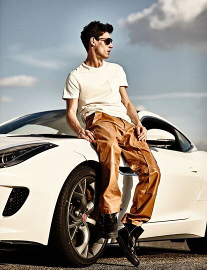 Camiseta de Levi’s, pantalón de Trussardi y botas de Emporio Armani. Gafas de Carrera. El coche es un Jaguar F-Type Coupé. Estilismo de Nono Vázquez.