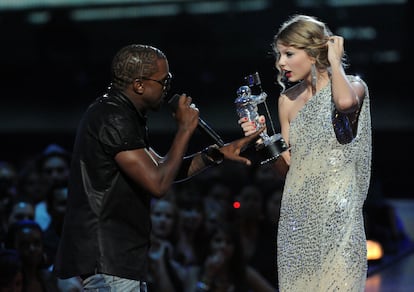 Kayne West humillando a Taylor Swift en 2009.