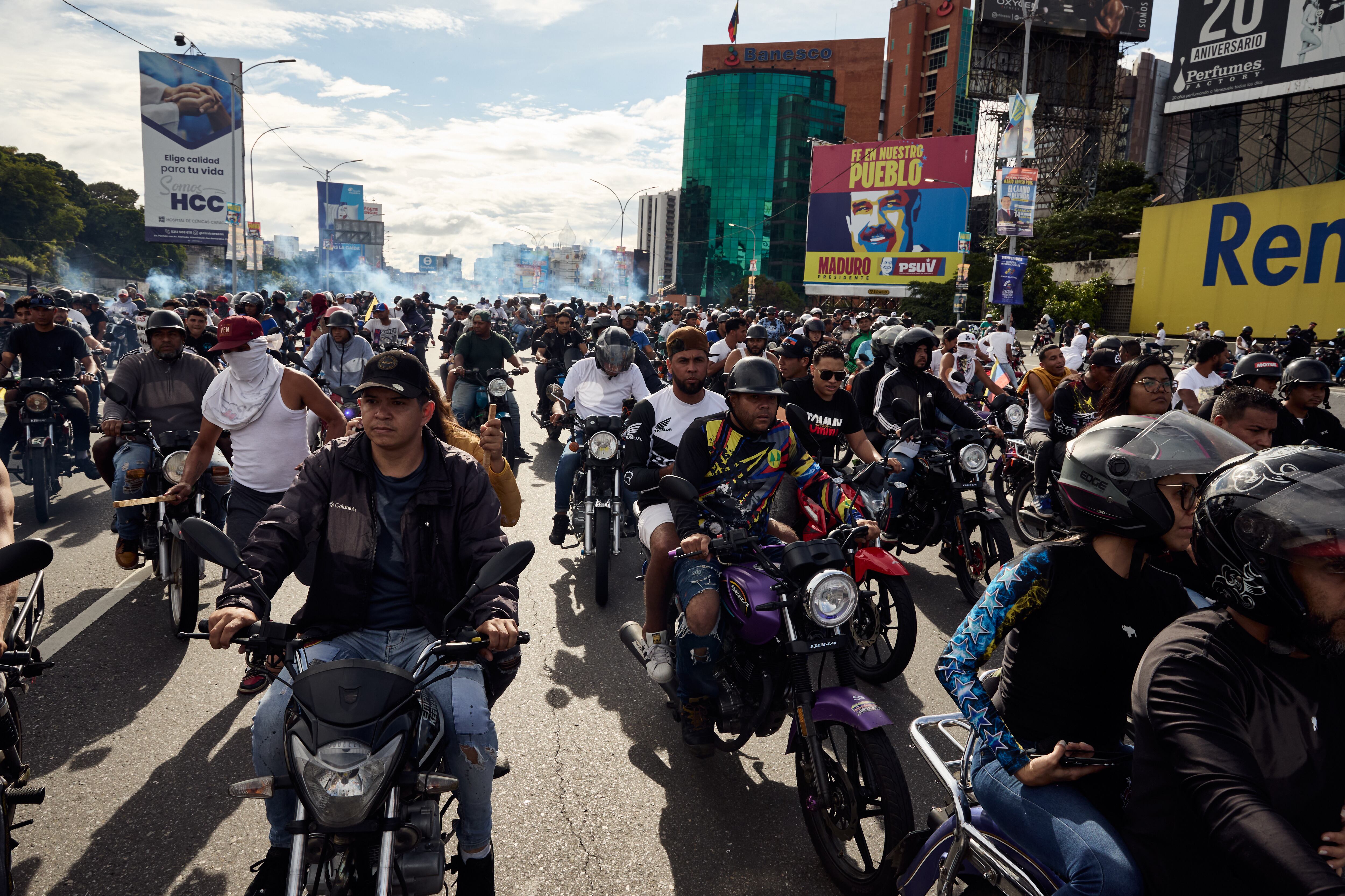 Motociclistas protestan contra los resultados oficiales de la elección, este lunes en Caracas.
