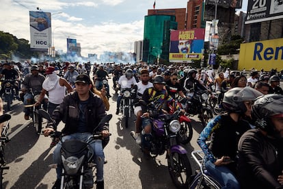 Motorcyclists protest against the official election results, this Monday in Caracas.
