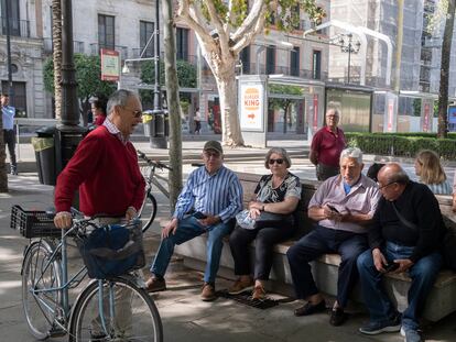 Varias personas conversan tras una concentración semanal de la Plataforma por las Pensiones Dignas de Sevilla, el pasado abril.