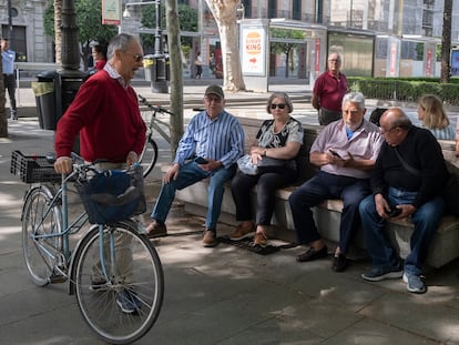 En la imagen varias personas tras la concentración semanal de la Plataforma por las Pensiones Dignas de Sevilla.