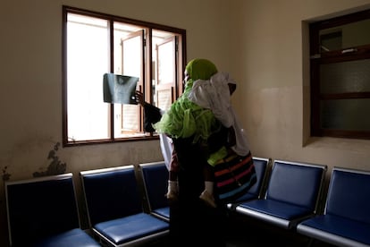 Fatma Hamad sostiene a su hija de dos años, Khadija, mientras examina sus radiografías en el hospital gubernamental Mnazi Mmoja, Zanzíbar, Tanzania, 5 de febrero de 2019. Hamad llevó a su hija al hospital después de que una de las piernas del niño se paralizó durante fiebre alta. Incapaz de encontrar el problema a través de rayos X, el propio hospital le recomendó que buscara un sanador tradicional.