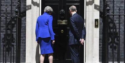 La primera ministra británica, Theresa May, y su marido, en el número 10 de Downing Street .