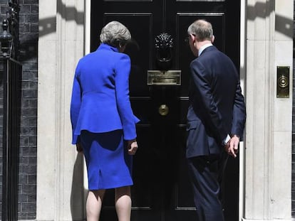 La primera ministra brit&aacute;nica, Theresa May, y su marido, en el n&uacute;mero 10 de Downing Street . 