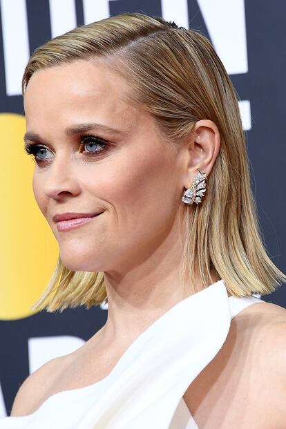 Reese Witherspoon. Acrecentó el efecto con su melena de acabado mojado. Lo lució para acudir como nominada a la ceremonia de entrega de los Globos de Oro en la que optaba al premio a mejor actriz en una serie de drama por The Morning Show.  