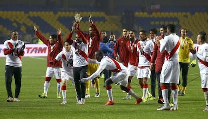 Los jugadores de Per&uacute; celebran su victoria contra Paraguay. 