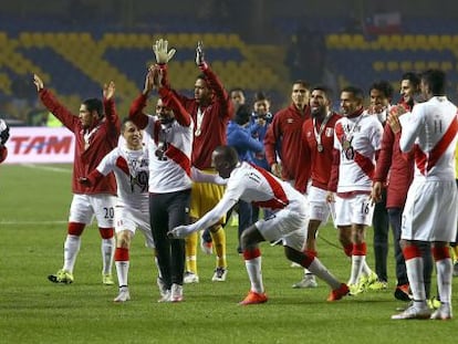 Los jugadores de Per&uacute; celebran su victoria contra Paraguay. 