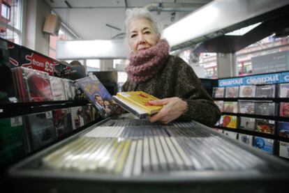 Miriam Gómez, viuda del escritor Cabrera Infante, en la tienda de discos Fopp de Covent Garden en Londres.
