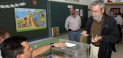 El secreatrio general del UGT, Cándido Méndez, ejerce su derecho al voto para las elecciones al Parlamento Europeo esta mañana en su colegio electoral de Jaén.