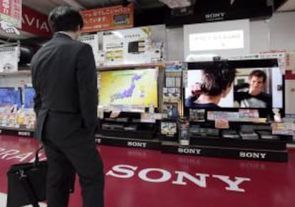 Un cliente observa televisores Sony en una tienda en Tokio, Japón. EFE/Archivo