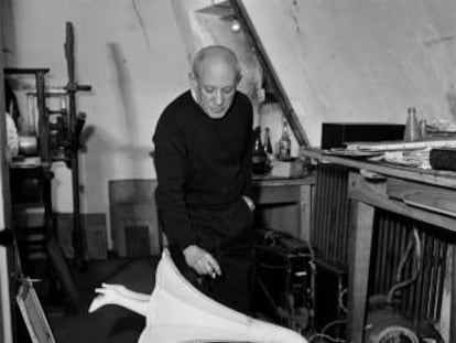 Picasso amb l'objecte surrealista Jamais, d'Óscar Domínguez, a París, 1947.