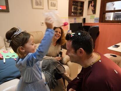 La pequeña Lucía Álvarez, de cinco años, celebra el Carnaval de Cádiz confinada en casa con Verónica y Carlos, sus padres.