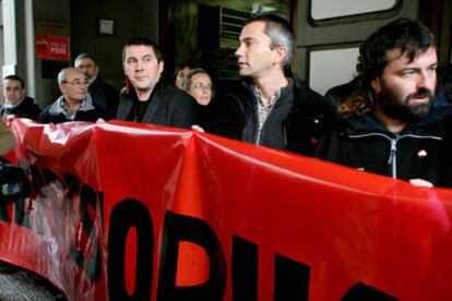 Arnaldo Otegi, el primero por la izquierda, y otros dirigentes de Batasuna, ayer, ante la sede del PSE en Bilbao.