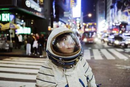 Alicia Framis, vestida de astronauta durante una <i>performance</i> artística en Nueva York